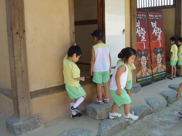 來校外教學的韓國小孩