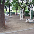 公園裡有這些健身器材供人使用