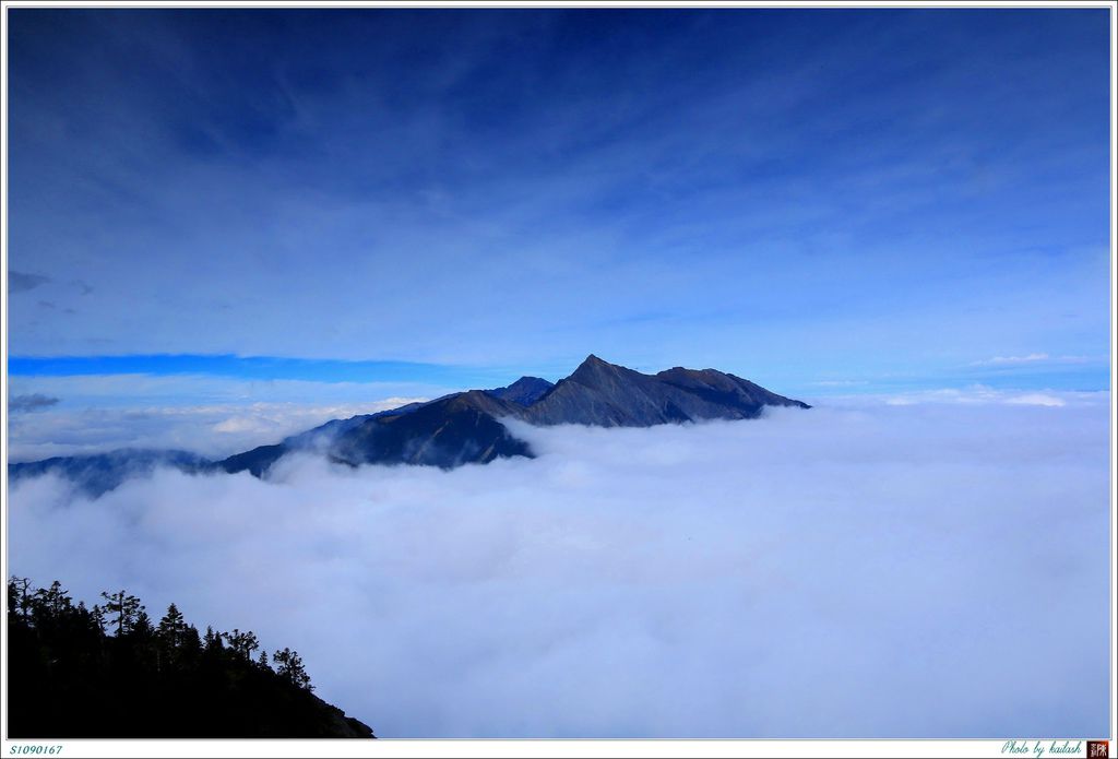 S1090167雲端的中央尖山【無明山】.jpg