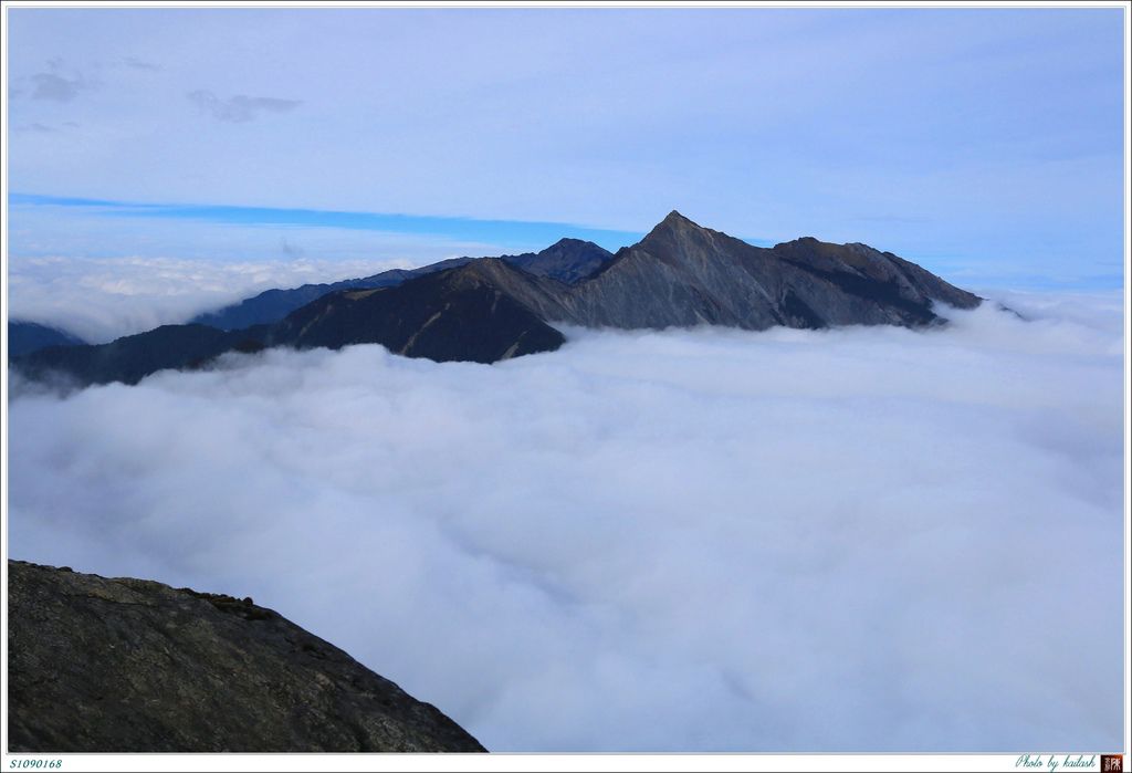 S1090168雲端的中央尖山【無明山】.jpg