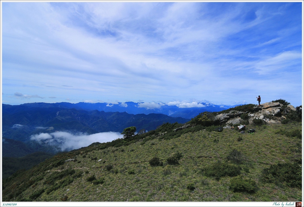 S1090709山巔的黛綠草原【卓社大山】.jpg