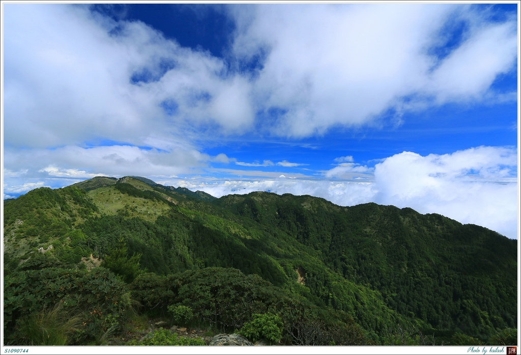 S1090744蜿蜒起伏的山脊【萬東山西峰】.jpg