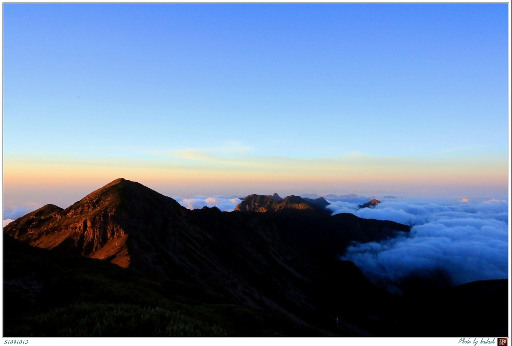 S1091013雲海上的北稜角【雪山主峰】.jpg