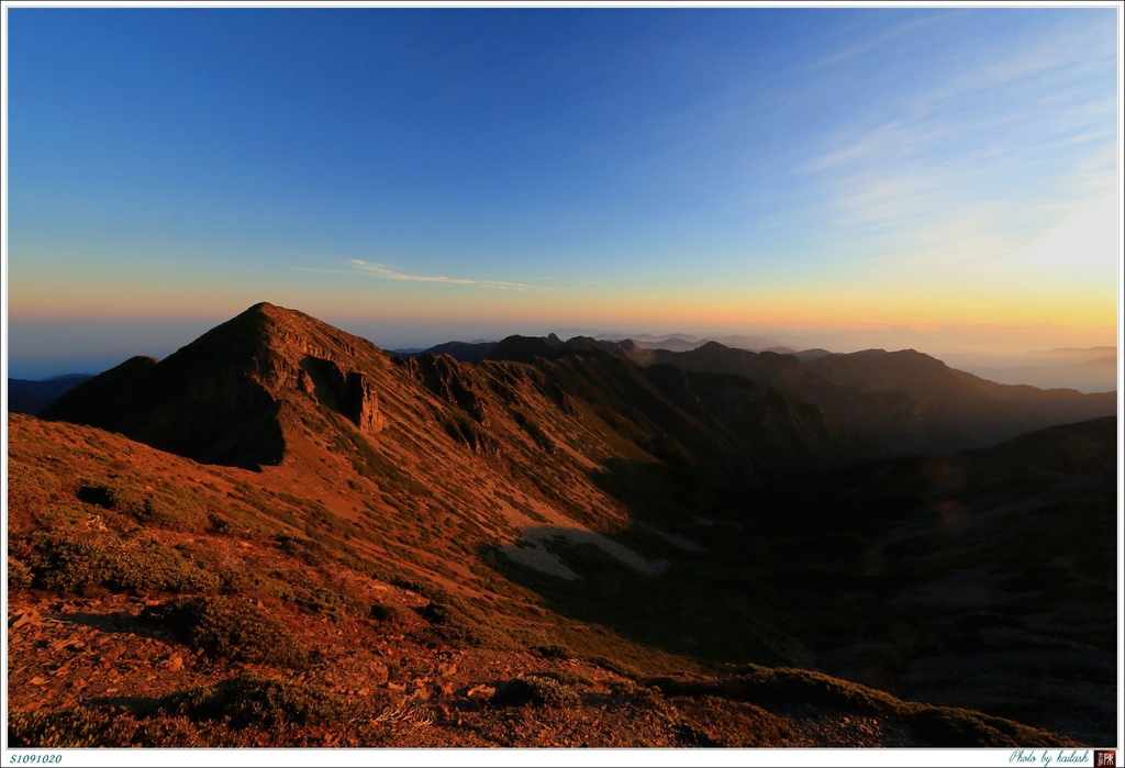 S1091020晨曦揮灑的圈谷【雪山主峰】.jpg