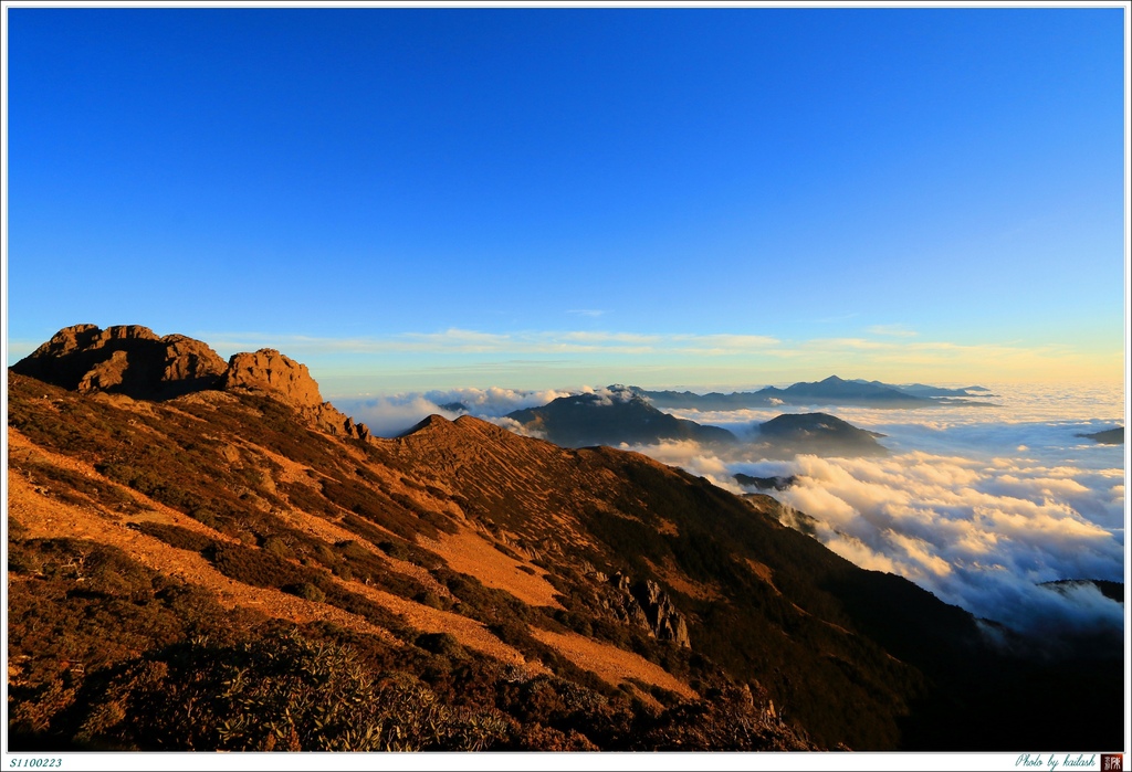 S1100223斜陽輝映的山尖【玉山南峰】.jpg