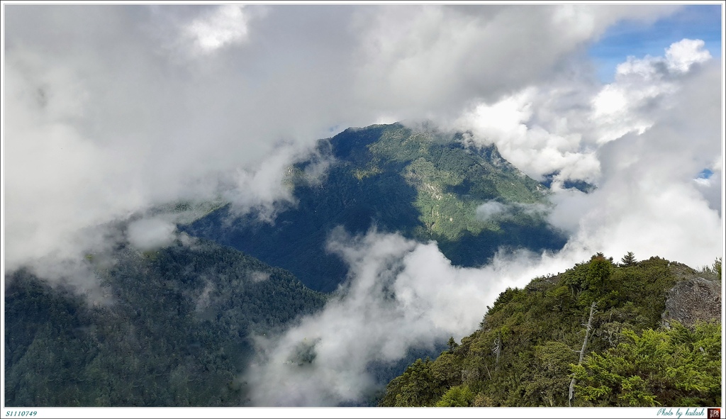 S1110749雲裡的帕托魯山【太魯閣大山】.jpg