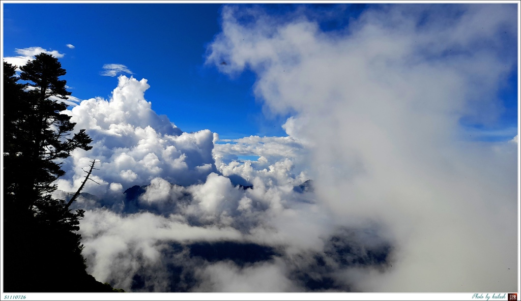 S1110726雲煙裡的屏風山【奇萊北峰】.jpg