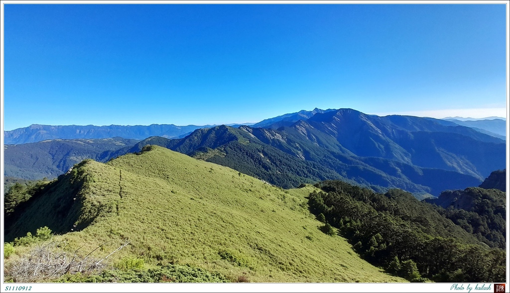 S1110912山巔的逶迤瘦稜【畢祿山】.jpg