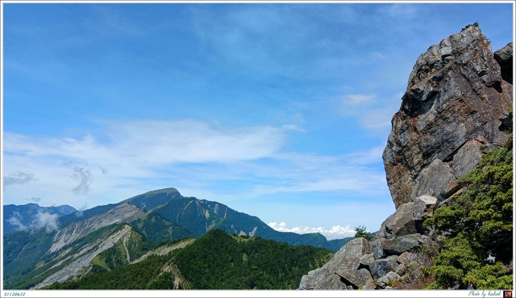 S1120632巨石嶙峋的峰頂【溪頭山】.jpg