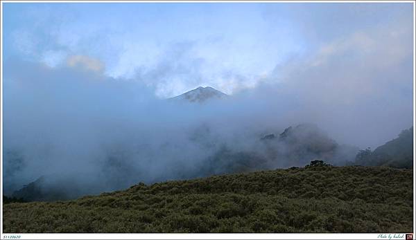 S1120620雲霧中的向陽山【魔保來山】.jpg