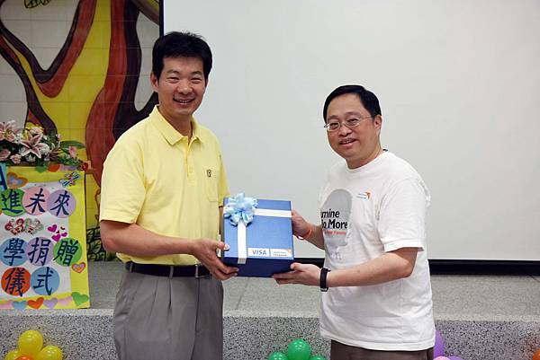 Photo2_Visa台灣區總經理麻少華（左）準備文具組，贈予受助的百位兒童，勉勵兒童繼續認真求學