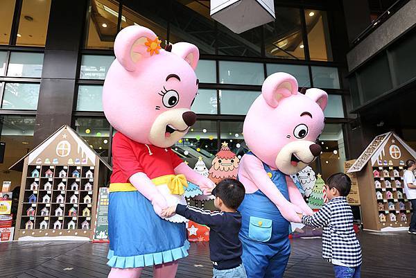 台灣世界展望會哈哈熊、哈哈妹與現場兒童互動，為大家帶來歡笑。（台灣世界展望會提供）