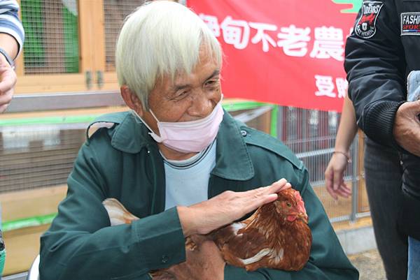 藉由輔療雞的陪伴與協助，幫助長者減緩失智、失能的速度，並提升認知能力。