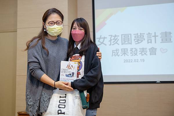 台灣世界展望會與女董事協會關懷經濟弱勢女孩發展權利，藉由一對一陪伴的方式，在定期互動關懷中分享彼此生命經驗。（照片提供：台灣世界展望會）