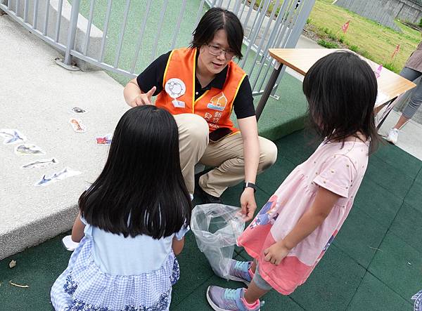 活動中，伊甸專業團隊陪伴家長與孩子進行互動闖關遊戲，讓家長學習親子的互動技巧，提升對孩子發展的掌握度。