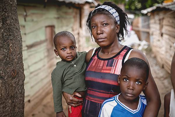 海地暴力導致糧食短缺，一名爸爸阿貝爾面臨著養育孩子的困境（照片提供：台灣世界展望會）
