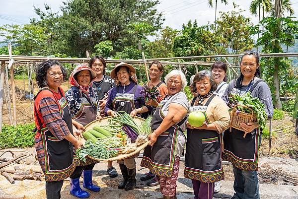 雙龍部落媽媽們開心的向大家展示今年的豐收成果。（台灣世界展望會提供）