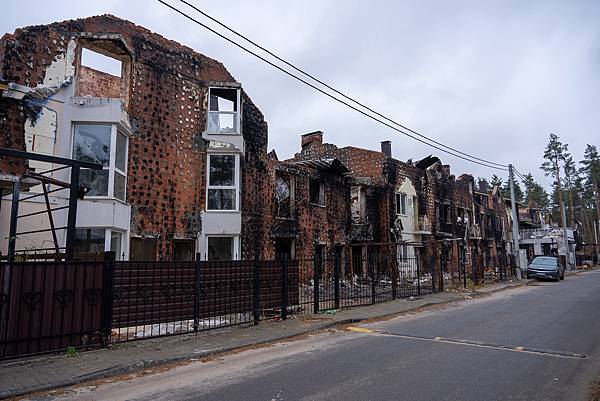 圖說：自2022年2 月以來，空襲轟炸吞噬了成千上萬烏克蘭人的晝夜，基輔近郊滿目瘡痍（照片提供：台灣世界展望會）