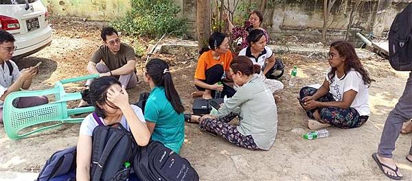 緬甸發生規模7.7強震，劇烈晃動迫使人們逃到路上，擔心再次發生餘震（照片提供：台灣世界展望會）