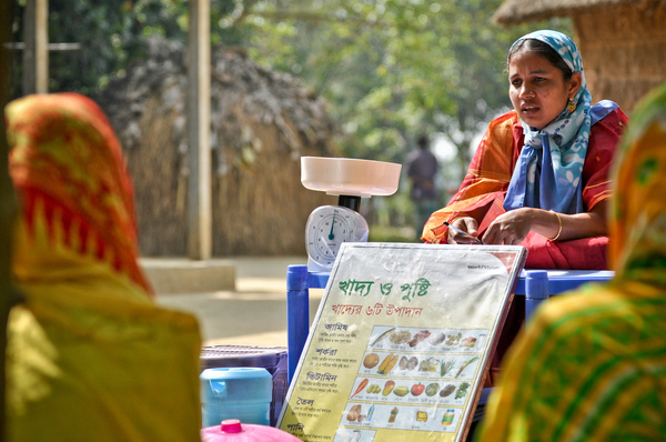 從1970年代開始，包括世界展望會在內、大批以社區為基礎的非營利組織，在孟加拉推廣社區健康照顧措施，圖為教導婦女正確的營養觀念與如何維持孩子的健康課程-01-台灣世界展望會提供.JPG