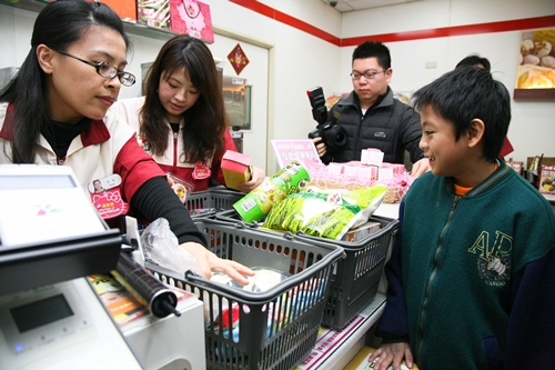 7-11門市公益封館活動，急難家庭的小朋友拿著挑選好的商品結帳-台灣世界展望會提供-06.jpg