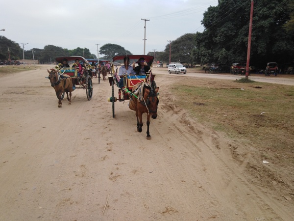 2.馬車就在蒲甘的泥路上扣扣扣奔馳.jpg