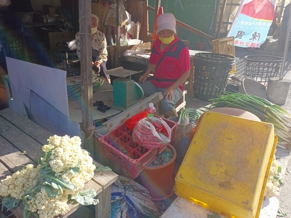 6王功街上賣花菜的農婦.jpg