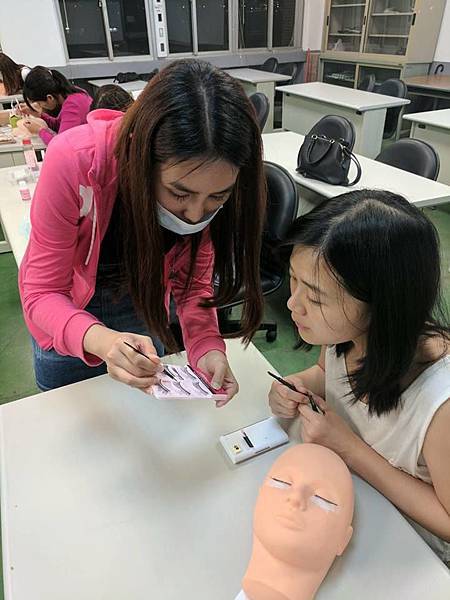 台北種睫毛教學推薦台北市美睫教學推薦內湖接睫毛店日式美睫課程0976253029台北美甲教學舞睫