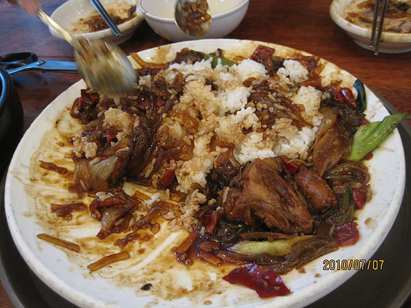 韓國很多菜，吃到最後，都習慣把飯倒進去拌一拌