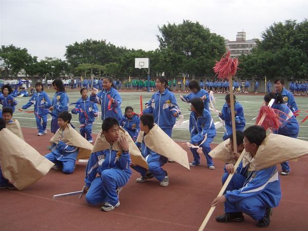 女生跳彩帶舞