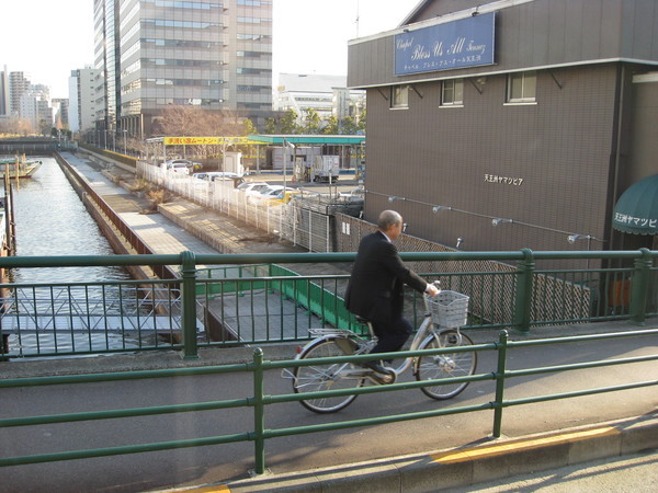 在日本常常看見騎著腳踏車的人