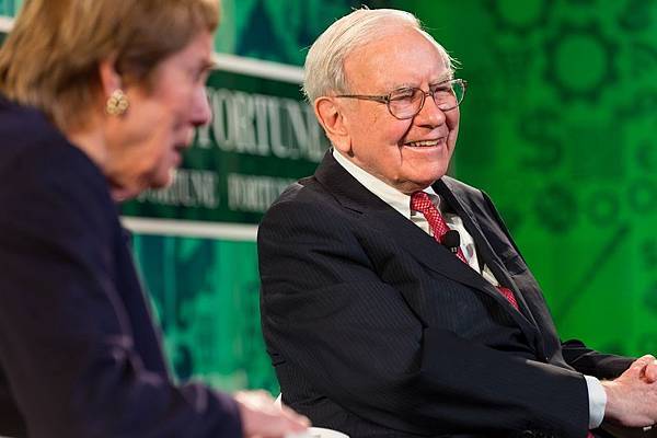 Warren Buffett_flickr_fortunelivemedia_10311278724_僅編輯使用_Fortune Live Media.jpg Warren Buffett_flickr_fortunelivemedia_10311278724_僅編輯使用_Fortune Live Media.jpg