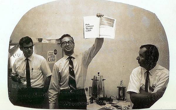 Future_Intel_CEO_Andy_Grove_holds_Intel_3101_ad_in_1969_wiki.jpg Future_Intel_CEO_Andy_Grove_holds_Intel_3101_ad_in_1969_wiki.jpg