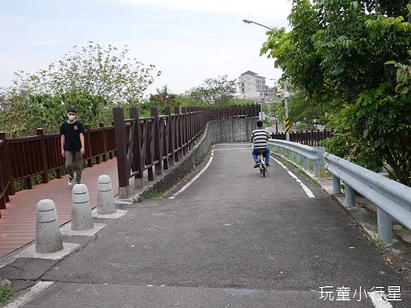 安平堤頂自行車道3.JPG