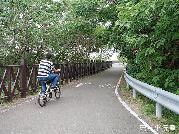 安平堤頂自行車道1.JPG