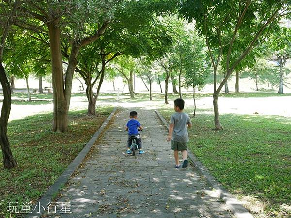 河濱運動公園(八掌溪親水公園)/林蔭茂密,騎車散步好所在/嘉義親子景點/自行車道