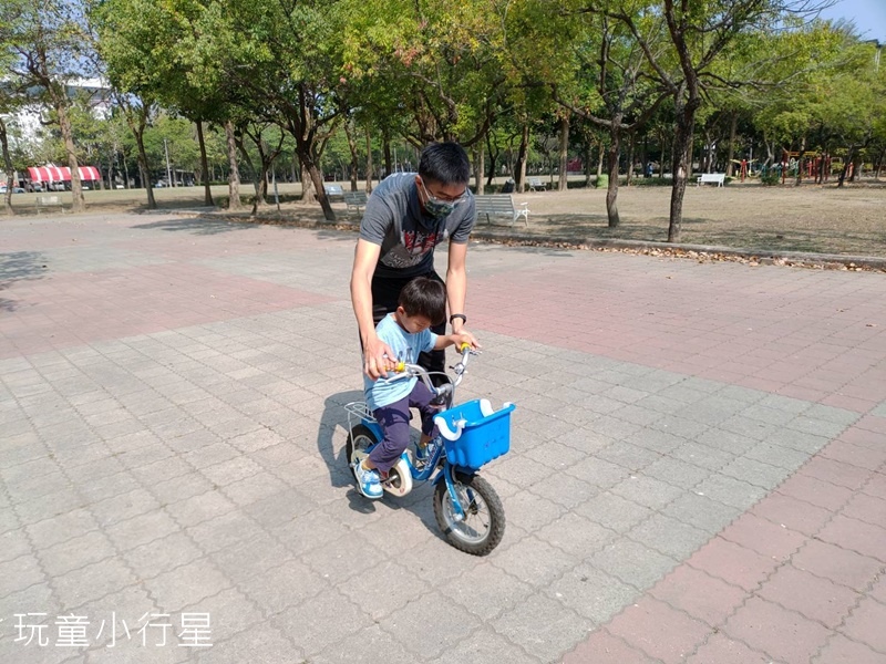 幼兒學腳踏車1.jpg