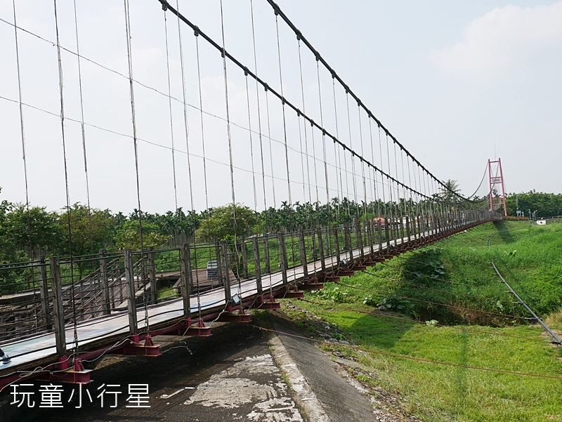 萬巒彩繪吊橋3.JPG