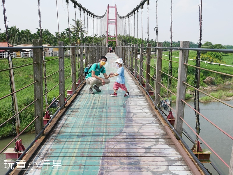 萬巒彩繪吊橋4.JPG