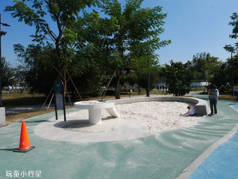 台南總圖閱之森公園9.JPG