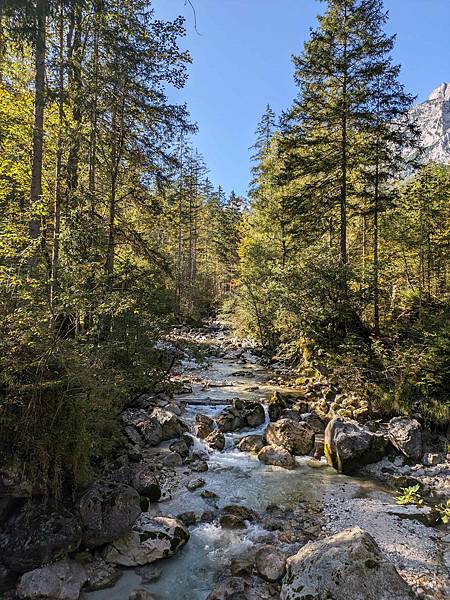 德國南部風光之旅--Day1 藍紹教堂、魔法森林、辛特湖半日