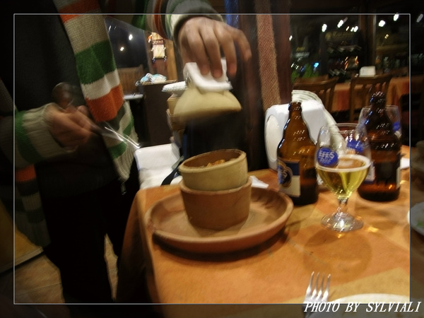 陶罐料理01-要用湯匙敲開.jpg 陶罐料理01-要用湯匙敲開.jpg