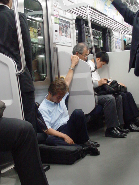 醉倒電車上的日本上班族