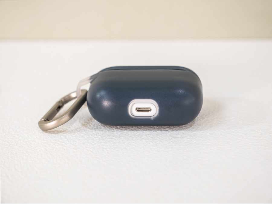 【 開箱 】犀牛盾 AirPods Pro・抗衝擊保護套 石墨黑 底部 【 開箱 】犀牛盾 AirPods Pro・抗衝擊保護套 石墨黑 底部