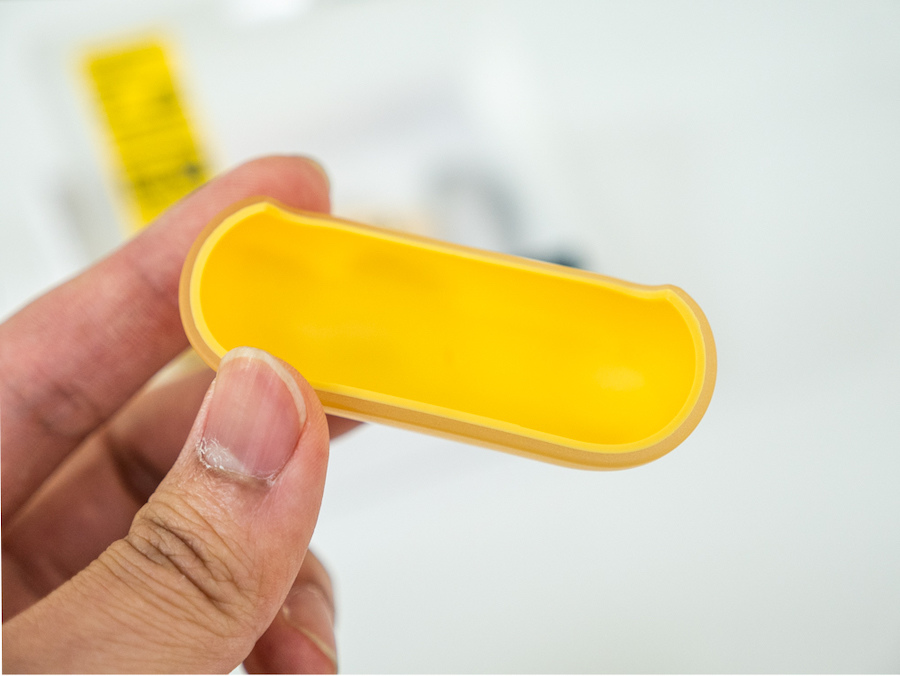 【 開箱 】犀牛盾 AirPods Pro・抗衝擊保護套 鵝黃 內層 【 開箱 】犀牛盾 AirPods Pro・抗衝擊保護套 鵝黃 內層