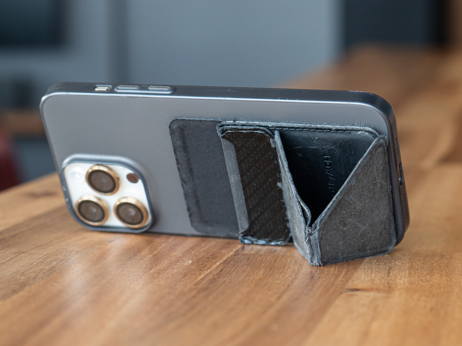 用了兩年的黏貼式 Moft + 超薄殼 用了兩年的黏貼式 Moft + 超薄殼