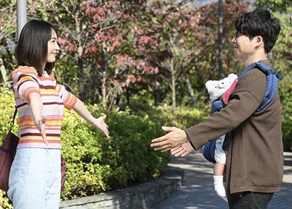 月薪嬌妻 擁抱.jpg