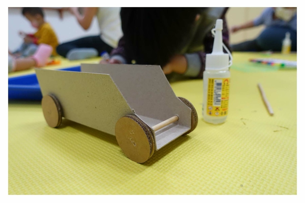 藝起玩樂diy 彩繪跑跑車 自己動手做玩具車 內有版型分享 玩具diy 紙板汽車 模型紙車 水角麻親子日記 痞客邦