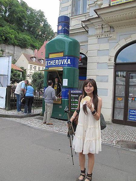 貝赫洛夫卡溫泉酒(Becherovka)..我也買了好幾罐