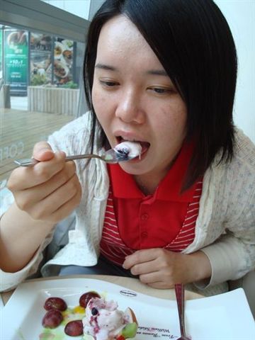 是我8_in Haagen-dazs.JPG